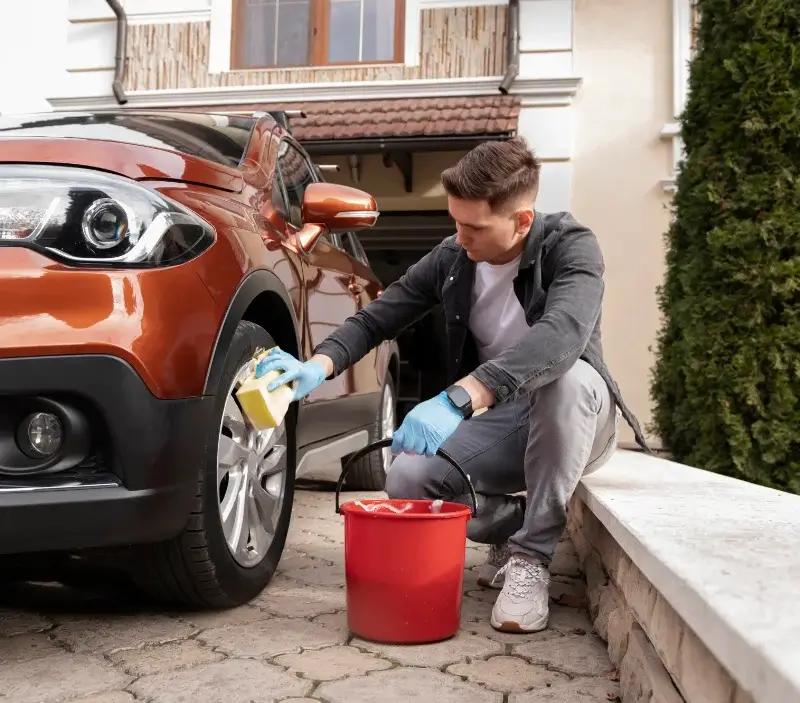 Lavage auto à domicile Saint-Cyr-du-Doret : professionnel intervenant sur un véhicule